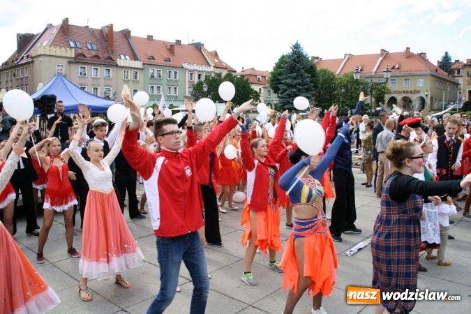 Zdjęcie w galerii na portalu naszwodzislaw.com: 47. Dni Wodzisławia Śląskiego rozpoczęte. Do oficjalnego otwarcia wydarzenia użyto... 50 metrowego zamku błyskawicznego wiadomości z regionu