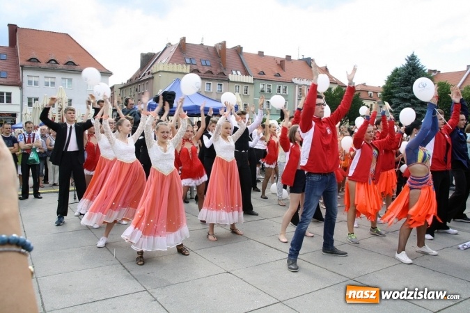 Zdjęcie w galerii na portalu naszwodzislaw.com: 47. Dni Wodzisławia Śląskiego rozpoczęte. Do oficjalnego otwarcia wydarzenia użyto... 50 metrowego zamku błyskawicznego wiadomości z regionu