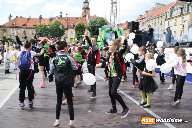 Zdjęcie w galerii na portalu naszwodzislaw.com: 47. Dni Wodzisławia Śląskiego rozpoczęte. Do oficjalnego otwarcia wydarzenia użyto... 50 metrowego zamku błyskawicznego wiadomości z regionu