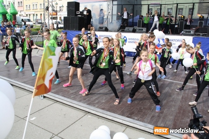 Zdjęcie w galerii na portalu naszwodzislaw.com: 47. Dni Wodzisławia Śląskiego rozpoczęte. Do oficjalnego otwarcia wydarzenia użyto... 50 metrowego zamku błyskawicznego wiadomości z regionu