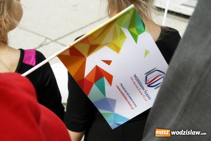 Zdjęcie w galerii na portalu naszwodzislaw.com: 47. Dni Wodzisławia Śląskiego rozpoczęte. Do oficjalnego otwarcia wydarzenia użyto... 50 metrowego zamku błyskawicznego wiadomości z regionu