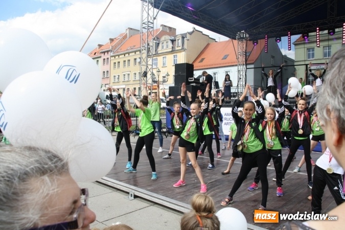 Zdjęcie w galerii na portalu naszwodzislaw.com: 47. Dni Wodzisławia Śląskiego rozpoczęte. Do oficjalnego otwarcia wydarzenia użyto... 50 metrowego zamku błyskawicznego wiadomości z regionu
