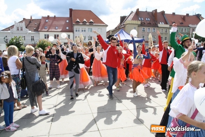 Zdjęcie w galerii na portalu naszwodzislaw.com: 47. Dni Wodzisławia Śląskiego rozpoczęte. Do oficjalnego otwarcia wydarzenia użyto... 50 metrowego zamku błyskawicznego wiadomości z regionu