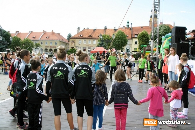 Zdjęcie w galerii na portalu naszwodzislaw.com: 47. Dni Wodzisławia Śląskiego rozpoczęte. Do oficjalnego otwarcia wydarzenia użyto... 50 metrowego zamku błyskawicznego wiadomości z regionu