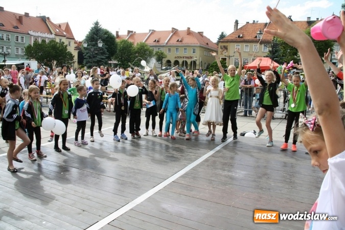 Zdjęcie w galerii na portalu naszwodzislaw.com: 47. Dni Wodzisławia Śląskiego rozpoczęte. Do oficjalnego otwarcia wydarzenia użyto... 50 metrowego zamku błyskawicznego wiadomości z regionu