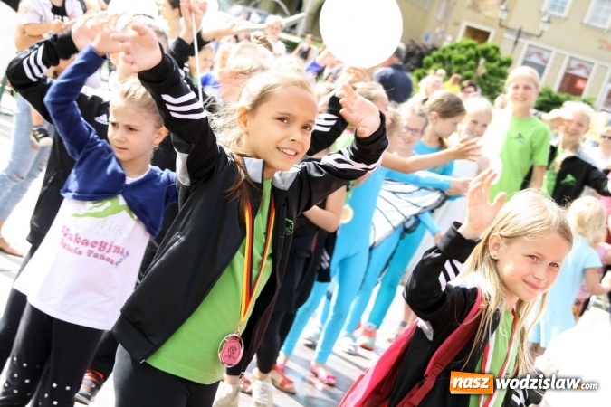 Zdjęcie w galerii na portalu naszwodzislaw.com: 47. Dni Wodzisławia Śląskiego rozpoczęte. Do oficjalnego otwarcia wydarzenia użyto... 50 metrowego zamku błyskawicznego wiadomości z regionu