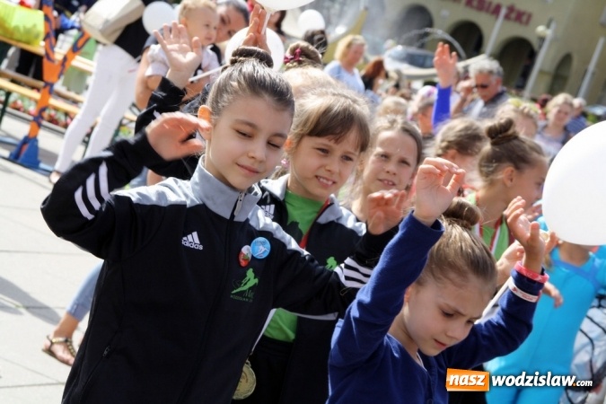 Zdjęcie w galerii na portalu naszwodzislaw.com: 47. Dni Wodzisławia Śląskiego rozpoczęte. Do oficjalnego otwarcia wydarzenia użyto... 50 metrowego zamku błyskawicznego wiadomości z regionu