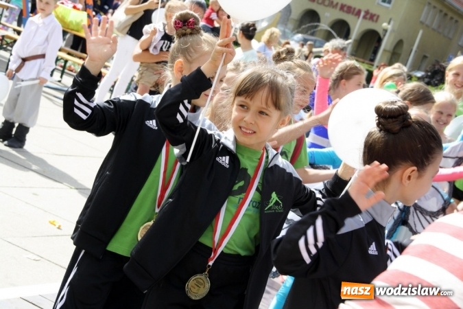 Zdjęcie w galerii na portalu naszwodzislaw.com: 47. Dni Wodzisławia Śląskiego rozpoczęte. Do oficjalnego otwarcia wydarzenia użyto... 50 metrowego zamku błyskawicznego wiadomości z regionu