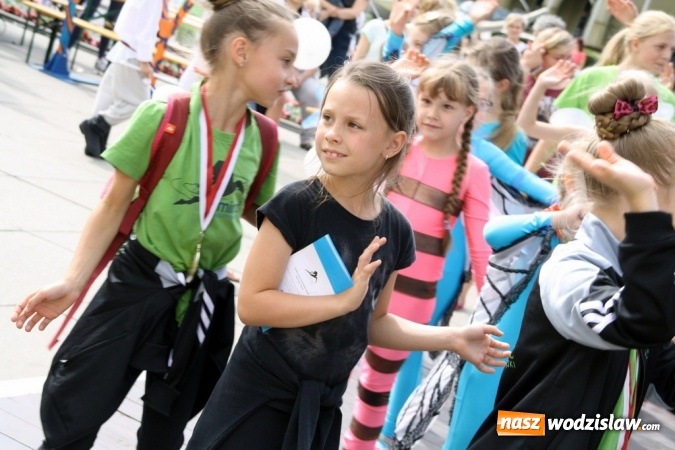 Zdjęcie w galerii na portalu naszwodzislaw.com: 47. Dni Wodzisławia Śląskiego rozpoczęte. Do oficjalnego otwarcia wydarzenia użyto... 50 metrowego zamku błyskawicznego wiadomości z regionu