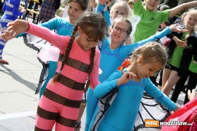 Zdjęcie w galerii na portalu naszwodzislaw.com: 47. Dni Wodzisławia Śląskiego rozpoczęte. Do oficjalnego otwarcia wydarzenia użyto... 50 metrowego zamku błyskawicznego wiadomości z regionu