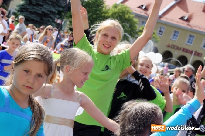 Zdjęcie w galerii na portalu naszwodzislaw.com: 47. Dni Wodzisławia Śląskiego rozpoczęte. Do oficjalnego otwarcia wydarzenia użyto... 50 metrowego zamku błyskawicznego wiadomości z regionu