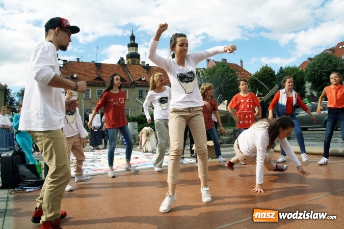 Zdjęcie w galerii na portalu naszwodzislaw.com: 47. Dni Wodzisławia Śląskiego rozpoczęte. Do oficjalnego otwarcia wydarzenia użyto... 50 metrowego zamku błyskawicznego wiadomości z regionu