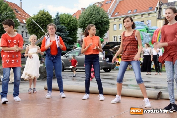 Zdjęcie w galerii na portalu naszwodzislaw.com: 47. Dni Wodzisławia Śląskiego rozpoczęte. Do oficjalnego otwarcia wydarzenia użyto... 50 metrowego zamku błyskawicznego wiadomości z regionu