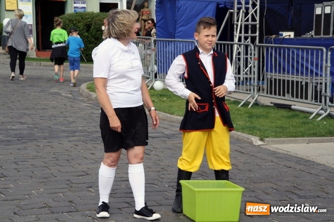 Zdjęcie w galerii na portalu naszwodzislaw.com: 47. Dni Wodzisławia Śląskiego rozpoczęte. Do oficjalnego otwarcia wydarzenia użyto... 50 metrowego zamku błyskawicznego wiadomości z regionu