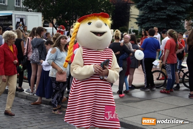 Zdjęcie w galerii na portalu naszwodzislaw.com: 47. Dni Wodzisławia Śląskiego rozpoczęte. Do oficjalnego otwarcia wydarzenia użyto... 50 metrowego zamku błyskawicznego wiadomości z regionu