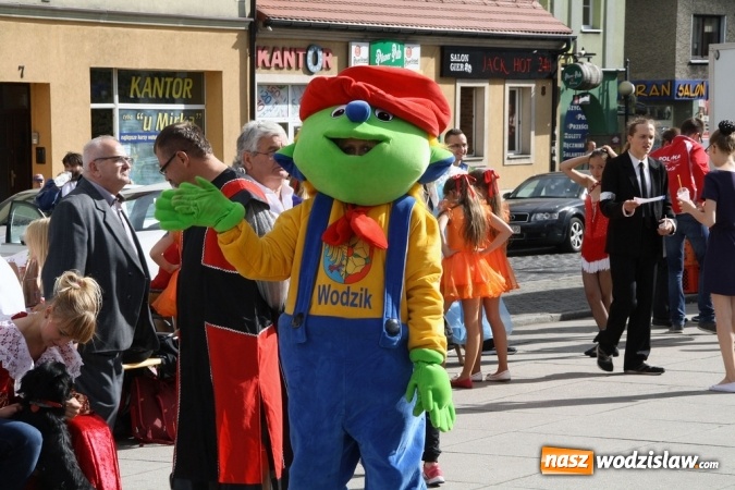 Zdjęcie w galerii na portalu naszwodzislaw.com: 47. Dni Wodzisławia Śląskiego rozpoczęte. Do oficjalnego otwarcia wydarzenia użyto... 50 metrowego zamku błyskawicznego wiadomości z regionu