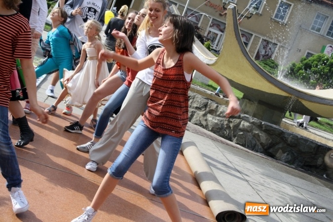 Zdjęcie w galerii na portalu naszwodzislaw.com: 47. Dni Wodzisławia Śląskiego rozpoczęte. Do oficjalnego otwarcia wydarzenia użyto... 50 metrowego zamku błyskawicznego wiadomości z regionu