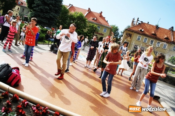 Zdjęcie w galerii na portalu naszwodzislaw.com: 47. Dni Wodzisławia Śląskiego rozpoczęte. Do oficjalnego otwarcia wydarzenia użyto... 50 metrowego zamku błyskawicznego wiadomości z regionu