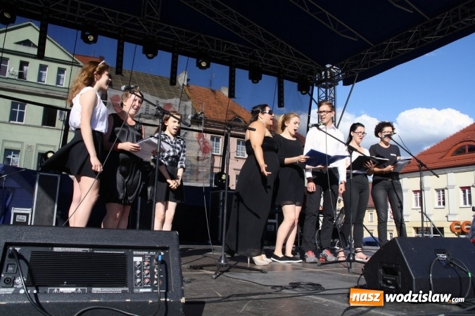 Zdjęcie w galerii na portalu naszwodzislaw.com: 47. Dni Wodzisławia Śląskiego rozpoczęte. Do oficjalnego otwarcia wydarzenia użyto... 50 metrowego zamku błyskawicznego wiadomości z regionu