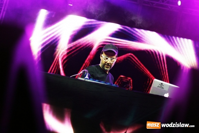 Zdjęcie w galerii na portalu naszwodzislaw.com: DJ Adamus rozgrzał wodzisławian  wiadomości z regionu