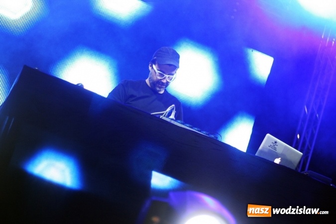 Zdjęcie w galerii na portalu naszwodzislaw.com: DJ Adamus rozgrzał wodzisławian  wiadomości z regionu