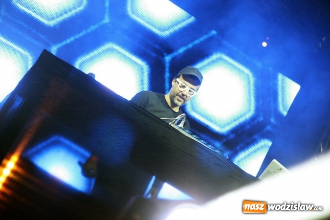 Zdjęcie w galerii na portalu naszwodzislaw.com: DJ Adamus rozgrzał wodzisławian  wiadomości z regionu