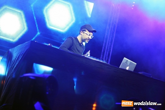 Zdjęcie w galerii na portalu naszwodzislaw.com: DJ Adamus rozgrzał wodzisławian  wiadomości z regionu