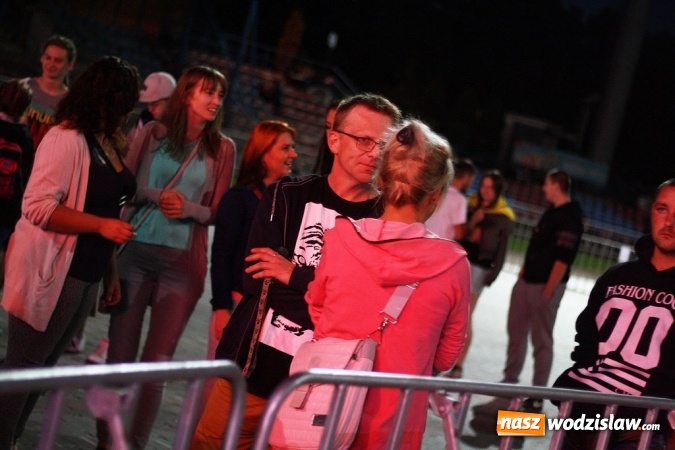 Zdjęcie w galerii na portalu naszwodzislaw.com: DJ Adamus rozgrzał wodzisławian  wiadomości z regionu