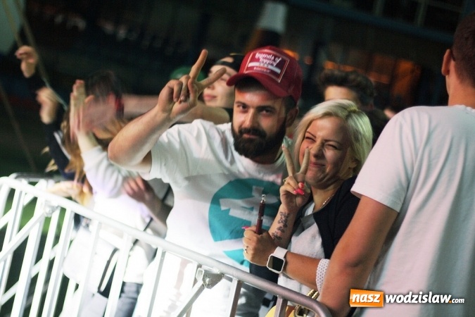 Zdjęcie w galerii na portalu naszwodzislaw.com: DJ Adamus rozgrzał wodzisławian  wiadomości z regionu