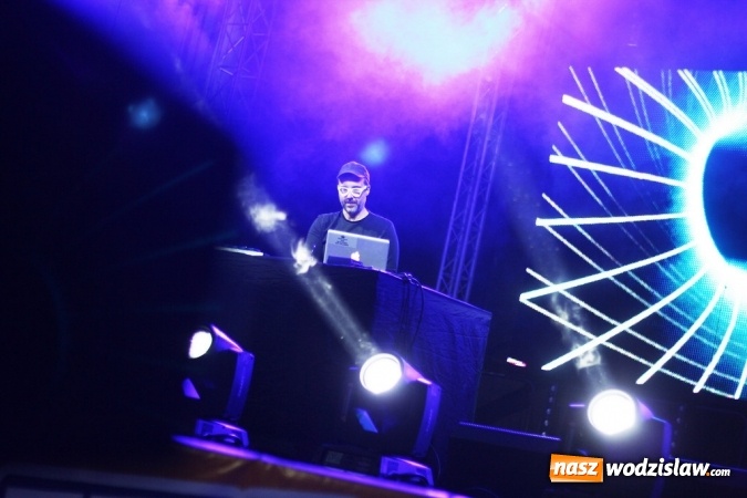 Zdjęcie w galerii na portalu naszwodzislaw.com: DJ Adamus rozgrzał wodzisławian  wiadomości z regionu