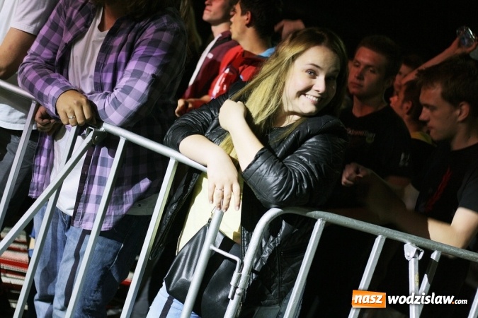 Zdjęcie w galerii na portalu naszwodzislaw.com: DJ Adamus rozgrzał wodzisławian  wiadomości z regionu