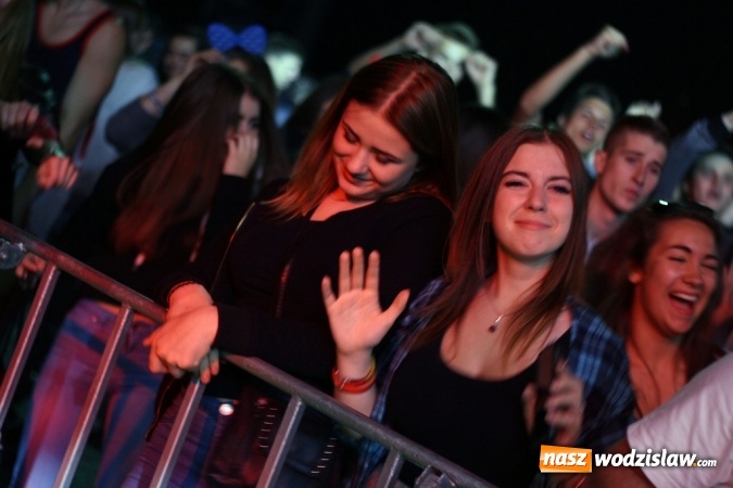 Zdjęcie w galerii na portalu naszwodzislaw.com: DJ Adamus rozgrzał wodzisławian  wiadomości z regionu