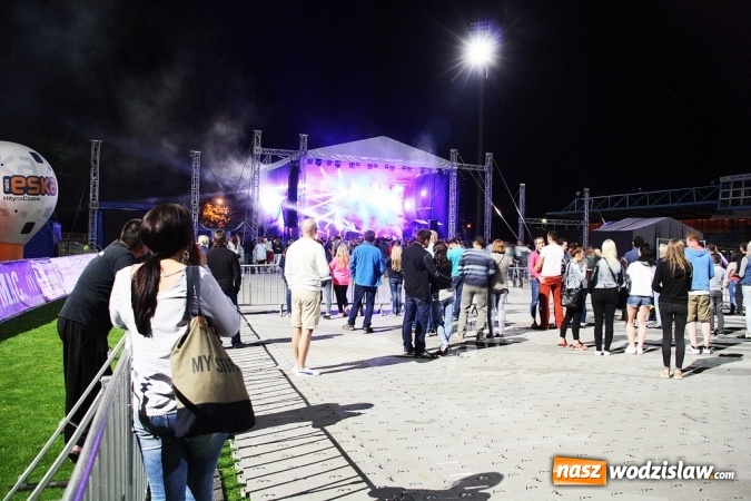 Zdjęcie w galerii na portalu naszwodzislaw.com: DJ Adamus rozgrzał wodzisławian  wiadomości z regionu