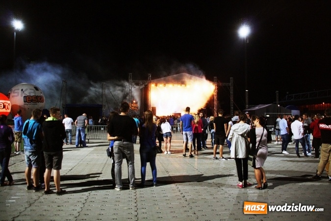 Zdjęcie w galerii na portalu naszwodzislaw.com: DJ Adamus rozgrzał wodzisławian  wiadomości z regionu