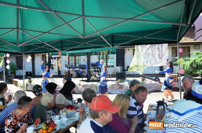 Zdjęcie w galerii na portalu naszwodzislaw.com: Mieszkańcy gorzyckiego DPS wspólnie z konsulami przywitali lato wiadomości z regionu