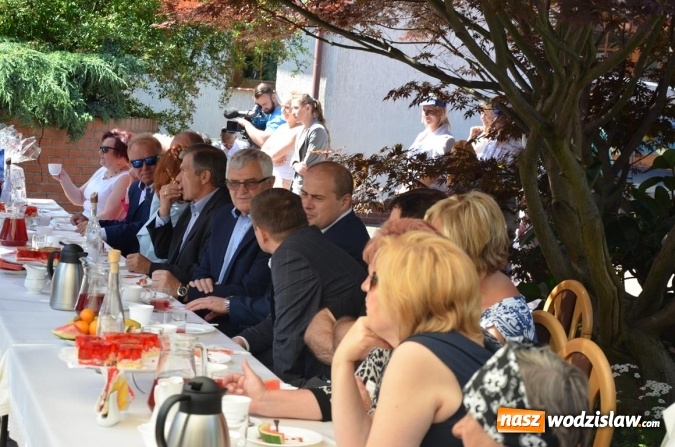 Zdjęcie w galerii na portalu naszwodzislaw.com: Mieszkańcy gorzyckiego DPS wspólnie z konsulami przywitali lato wiadomości z regionu