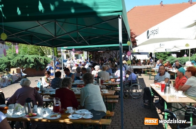 Zdjęcie w galerii na portalu naszwodzislaw.com: Mieszkańcy gorzyckiego DPS wspólnie z konsulami przywitali lato wiadomości z regionu