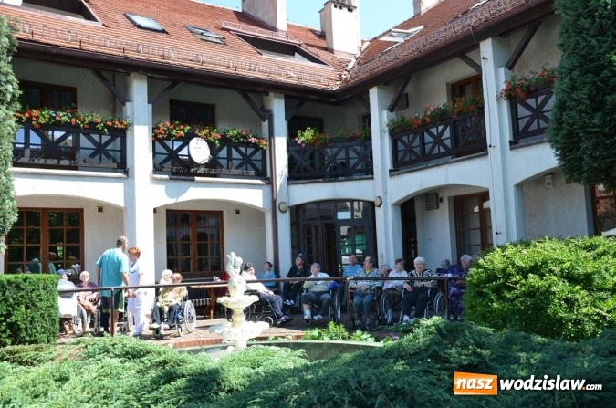 Zdjęcie w galerii na portalu naszwodzislaw.com: Mieszkańcy gorzyckiego DPS wspólnie z konsulami przywitali lato wiadomości z regionu