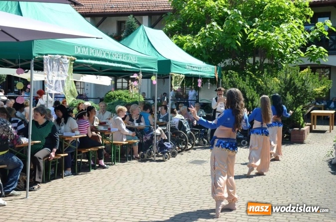 Zdjęcie w galerii na portalu naszwodzislaw.com: Mieszkańcy gorzyckiego DPS wspólnie z konsulami przywitali lato wiadomości z regionu