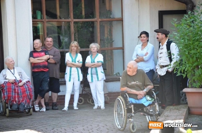 Zdjęcie w galerii na portalu naszwodzislaw.com: Mieszkańcy gorzyckiego DPS wspólnie z konsulami przywitali lato wiadomości z regionu