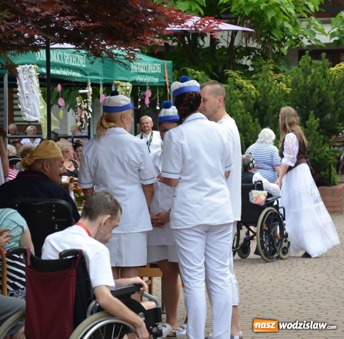 Zdjęcie w galerii na portalu naszwodzislaw.com: Mieszkańcy gorzyckiego DPS wspólnie z konsulami przywitali lato wiadomości z regionu
