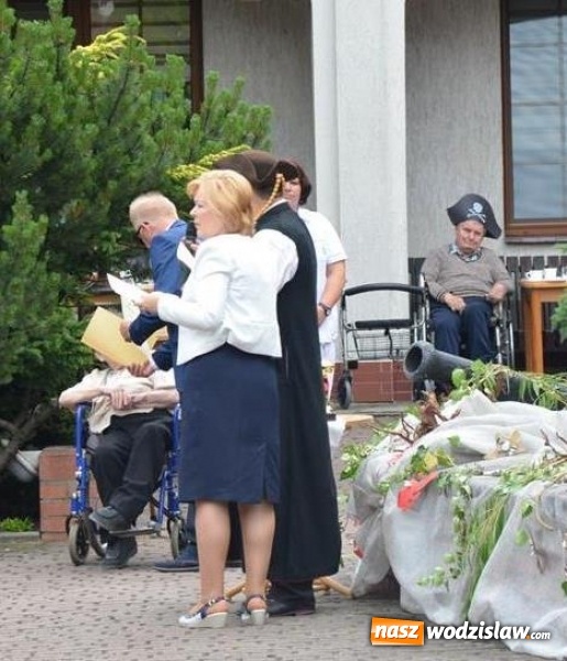 Zdjęcie w galerii na portalu naszwodzislaw.com: Mieszkańcy gorzyckiego DPS wspólnie z konsulami przywitali lato wiadomości z regionu