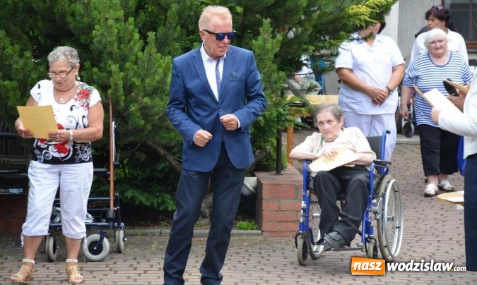 Zdjęcie w galerii na portalu naszwodzislaw.com: Mieszkańcy gorzyckiego DPS wspólnie z konsulami przywitali lato wiadomości z regionu