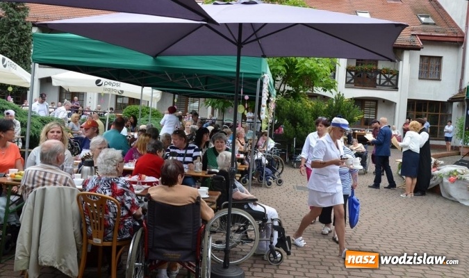 Zdjęcie w galerii na portalu naszwodzislaw.com: Mieszkańcy gorzyckiego DPS wspólnie z konsulami przywitali lato wiadomości z regionu