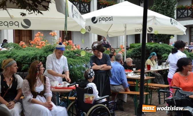 Zdjęcie w galerii na portalu naszwodzislaw.com: Mieszkańcy gorzyckiego DPS wspólnie z konsulami przywitali lato wiadomości z regionu