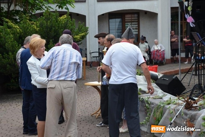 Zdjęcie w galerii na portalu naszwodzislaw.com: Mieszkańcy gorzyckiego DPS wspólnie z konsulami przywitali lato wiadomości z regionu