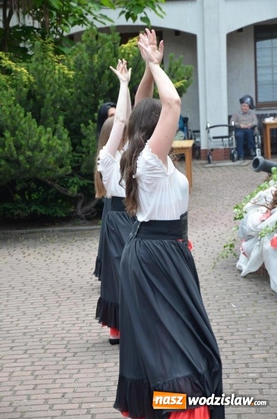 Zdjęcie w galerii na portalu naszwodzislaw.com: Mieszkańcy gorzyckiego DPS wspólnie z konsulami przywitali lato wiadomości z regionu