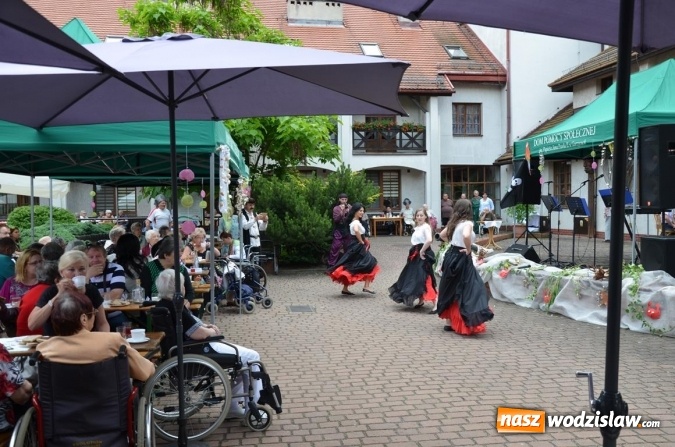 Zdjęcie w galerii na portalu naszwodzislaw.com: Mieszkańcy gorzyckiego DPS wspólnie z konsulami przywitali lato wiadomości z regionu