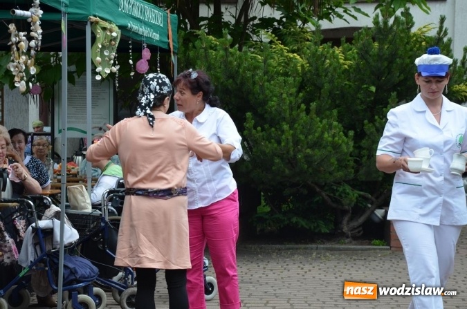 Zdjęcie w galerii na portalu naszwodzislaw.com: Mieszkańcy gorzyckiego DPS wspólnie z konsulami przywitali lato wiadomości z regionu