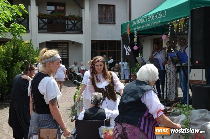 Zdjęcie w galerii na portalu naszwodzislaw.com: Mieszkańcy gorzyckiego DPS wspólnie z konsulami przywitali lato wiadomości z regionu